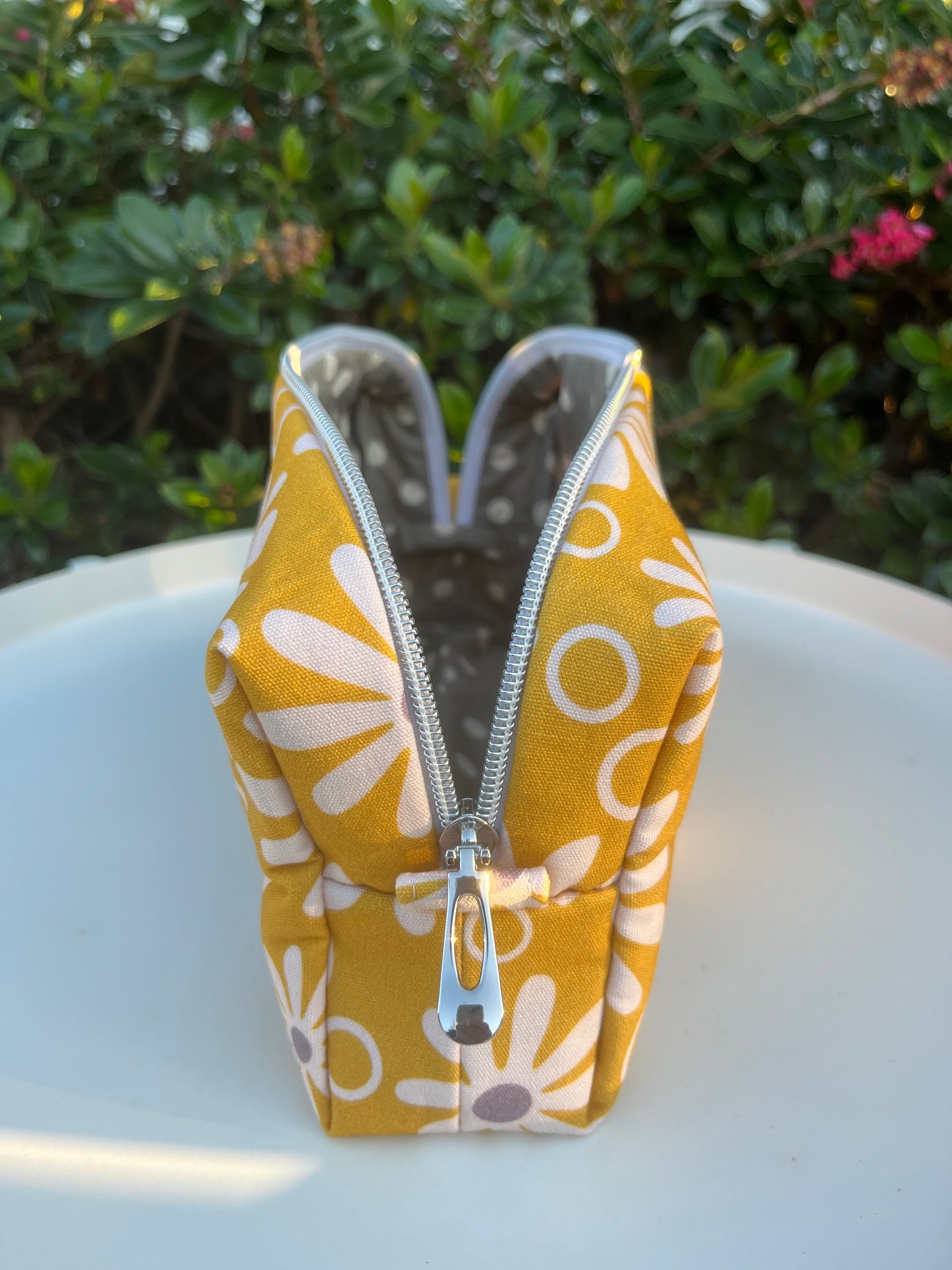 Bilby Pouch - Funky Daisies (Anzela Simcock)