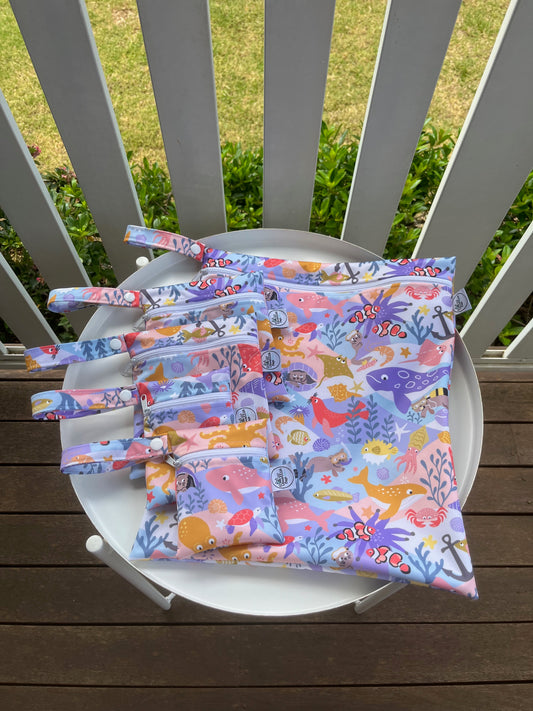 Water-resistant wet bags - Underwater Cats Playing Hide and Seek (Ester Muxune)